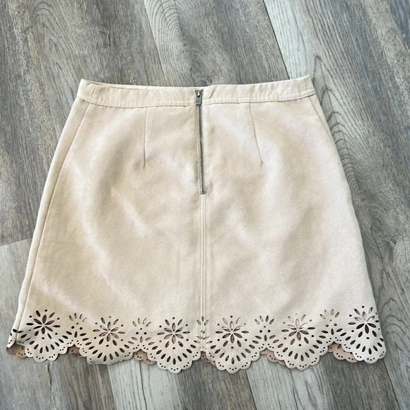 Hollister Faux Suede Mini Tan Skirt Fully Lined Back Zipper Scalloped Edge sz 3 - Picture 2 of 7